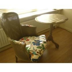 Antieke tafel en fauteuil