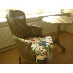 Antieke tafel en fauteuil