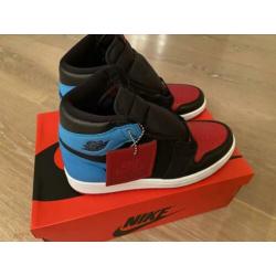 Air Jordan 1 retro high Og “UNC to Chicago”, maat 38,5 (2x)