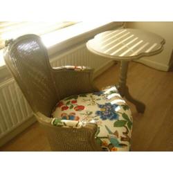 Antieke tafel en fauteuil