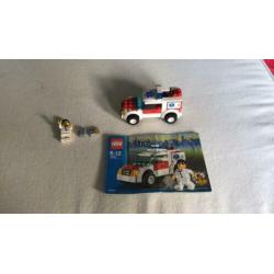 Lego city 7902 dokter met auto en bb.