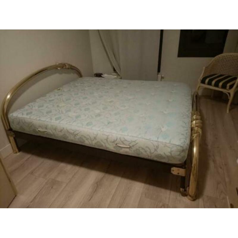 koperen bed en dubbele matras