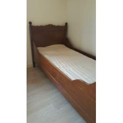 Antiek houten bed, bruin, brocante, eenpersoons