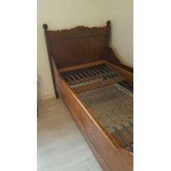 Antiek houten bed, bruin, brocante, eenpersoons