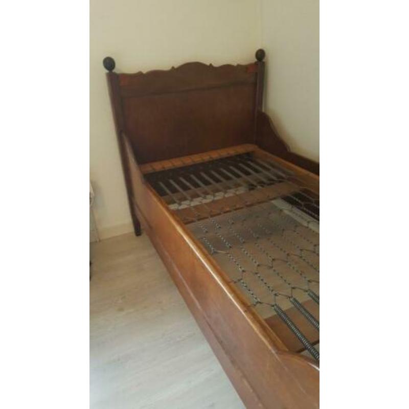 Antiek houten bed, bruin, brocante, eenpersoons