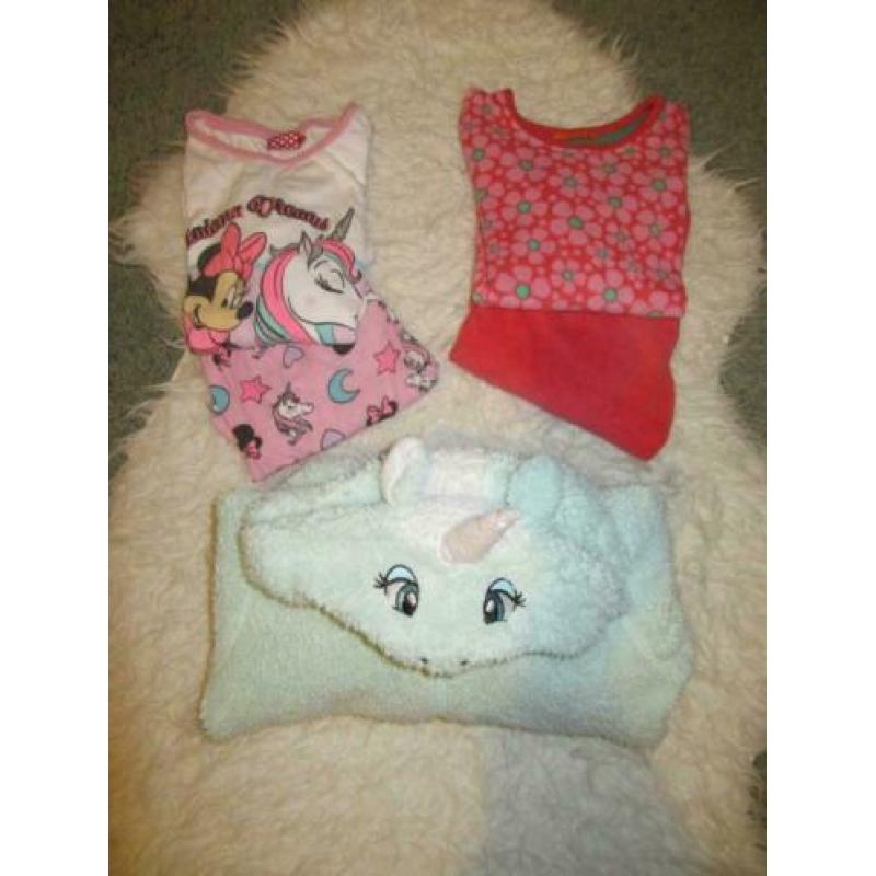 3 x pyjama en onesie maat 110/116