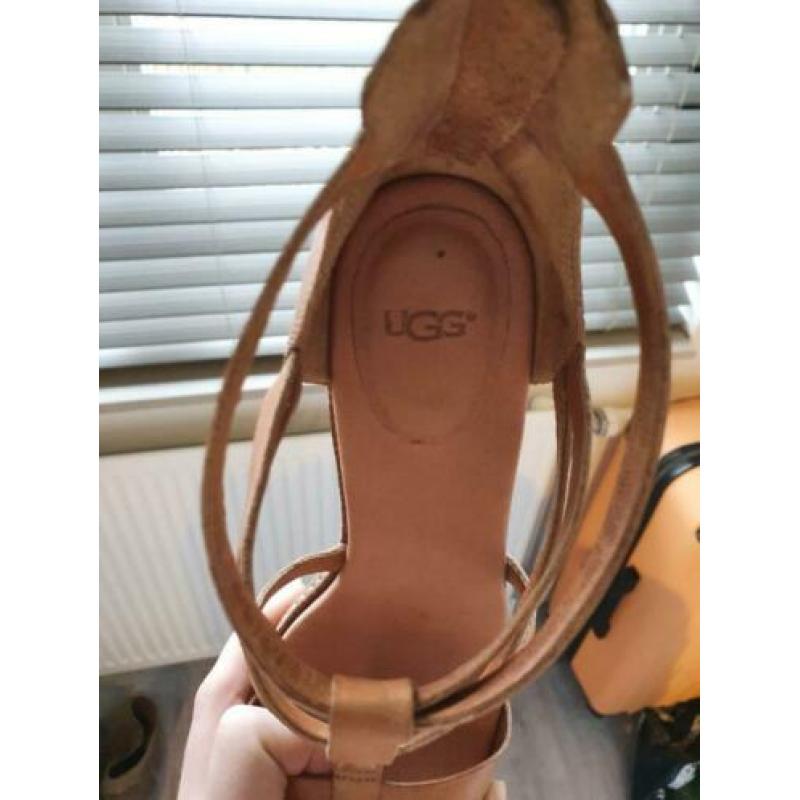 Ugg sandalen met hak. Maat 40.