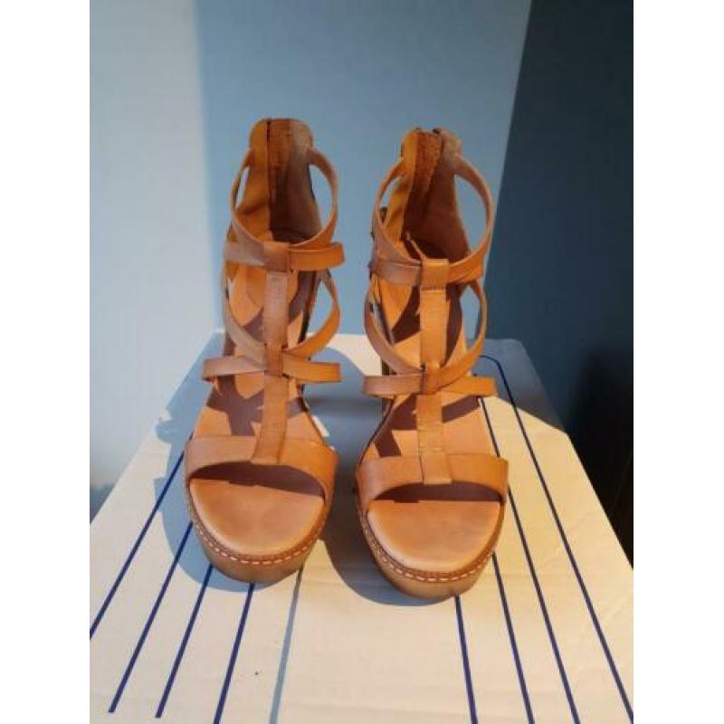 Ugg sandalen met hak. Maat 40.