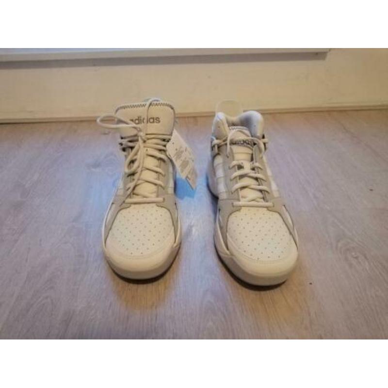 Adidas streetspirit, beige, maat 46 en 46 2/3.