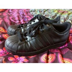 Zwarte Addidas Superstar maat 38,5 bijna nieuw nu 39€