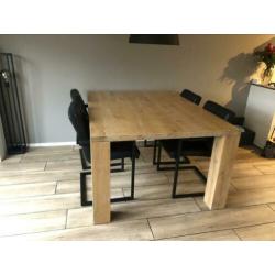 Robuuste eiken eettafel