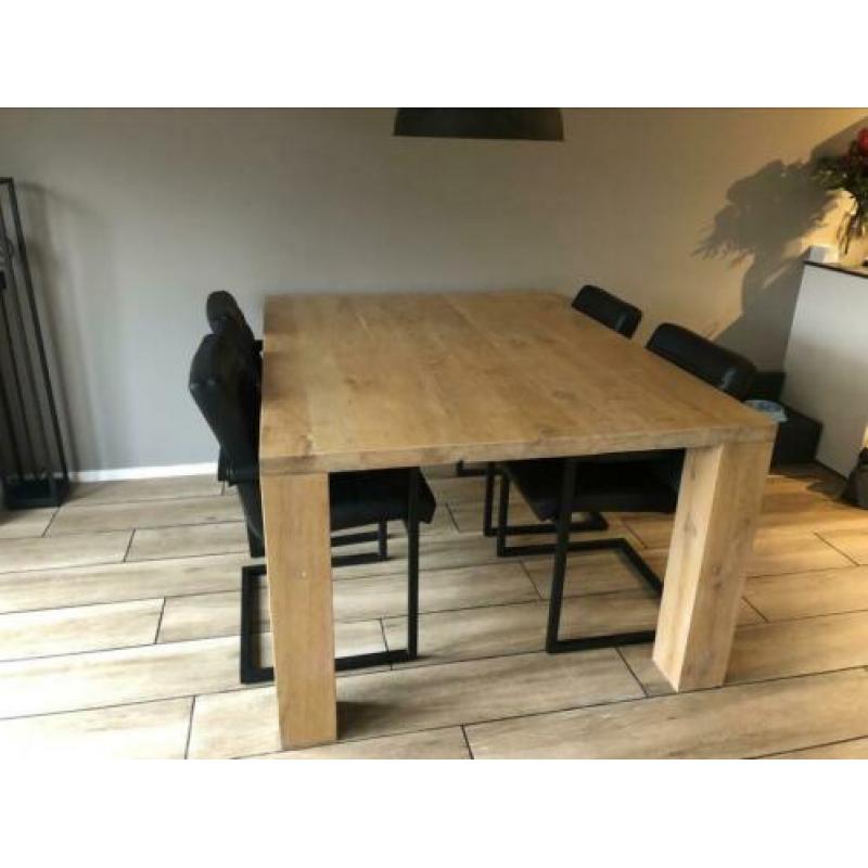 Robuuste eiken eettafel