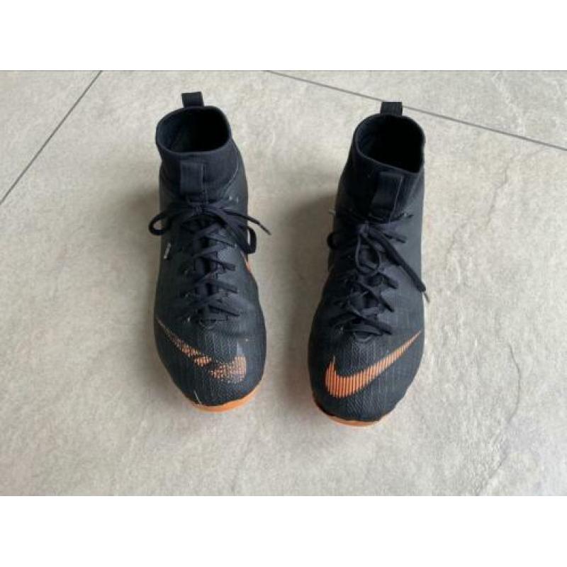 Voetbalschoenen merk Nike maat 36