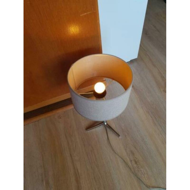 Twee beige schemerlampen voor in de woonkamer