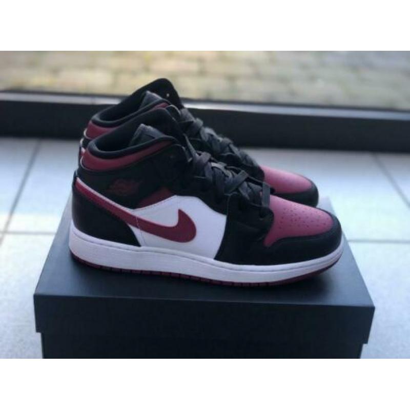 Nike Air Jordan 1 mid Bred toe 38,5 (6US)