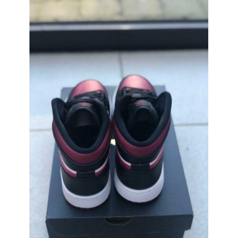 Nike Air Jordan 1 mid Bred toe 38,5 (6US)