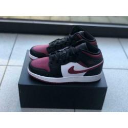 Nike Air Jordan 1 mid Bred toe 38,5 (6US)