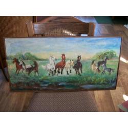 Mooi schilderij met paarden. (Oud) gesign. 41 x 81 cm.