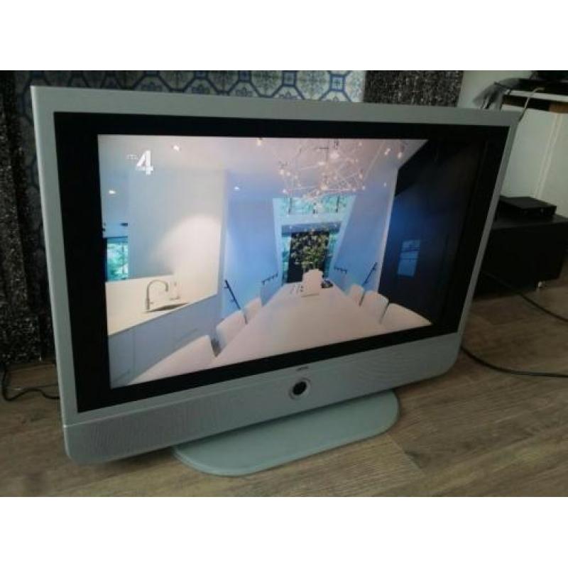 LOEWE FULLHD+ LCD TV Modus 2x HDMi 32 inch + dressoirvoet