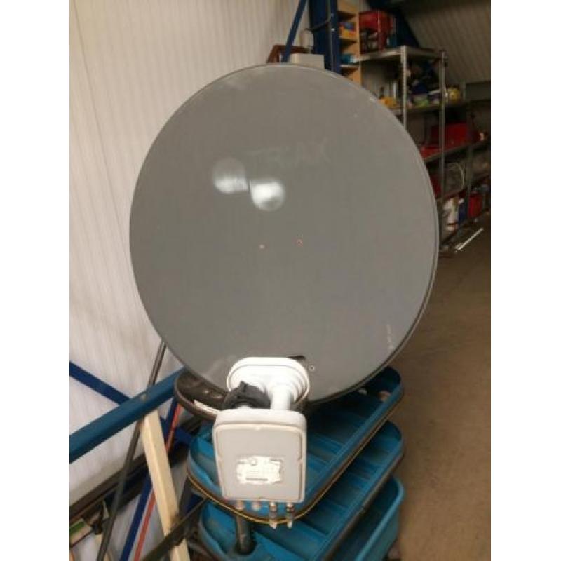 Schotelantenne met dubbele kop en ontvanger/recorder